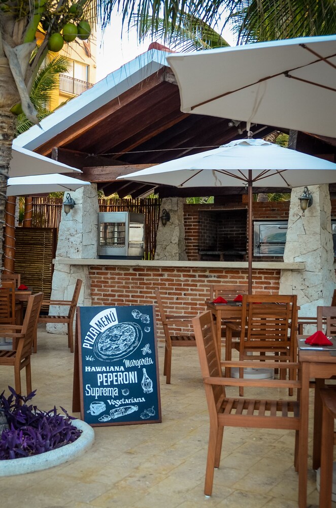 Poolside Bar