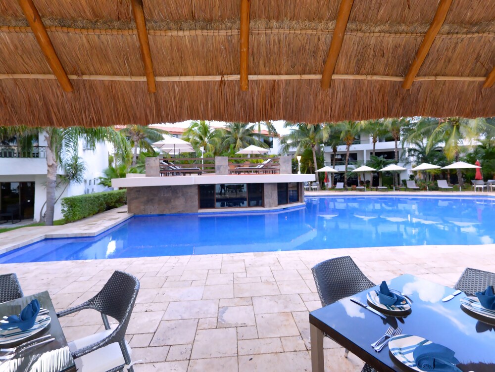 Poolside Bar