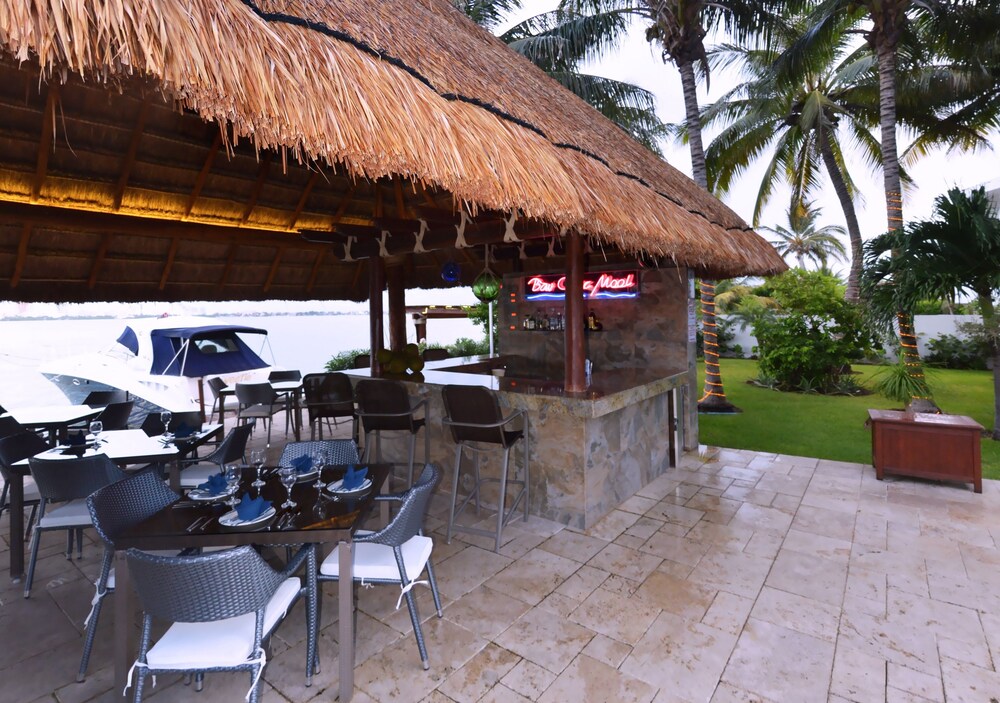 Poolside Bar