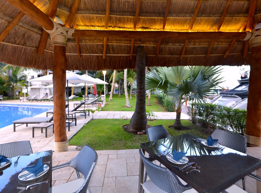 Poolside Bar