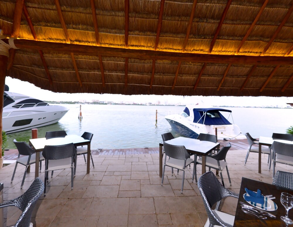 Poolside Bar