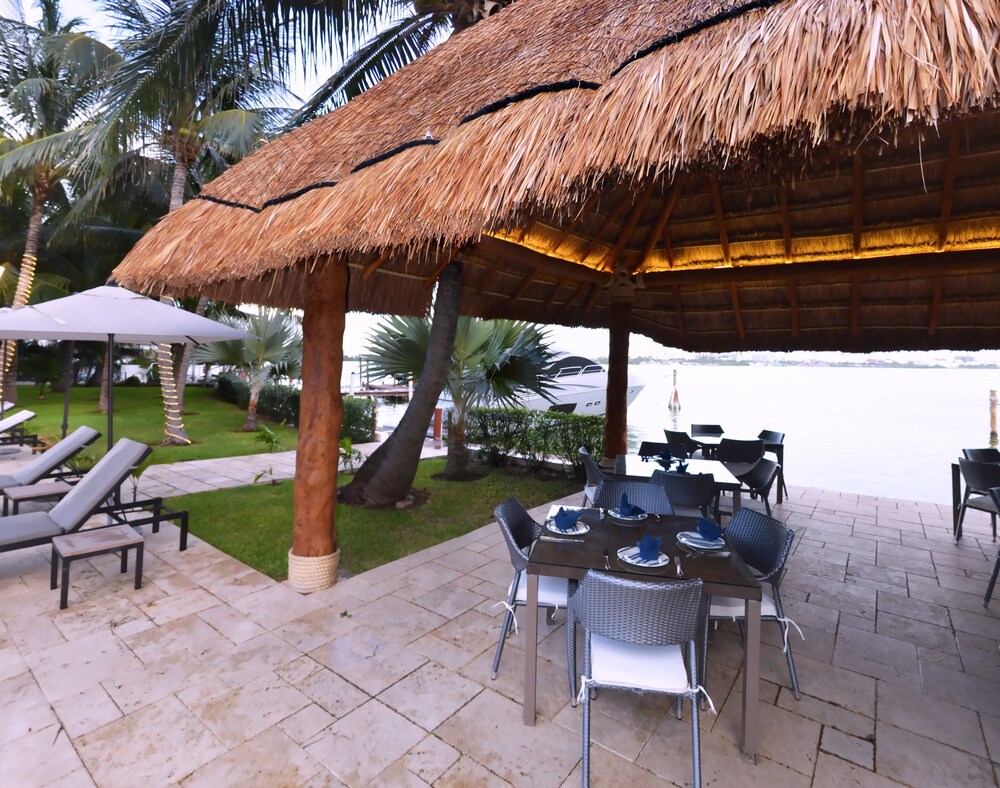 Poolside Bar