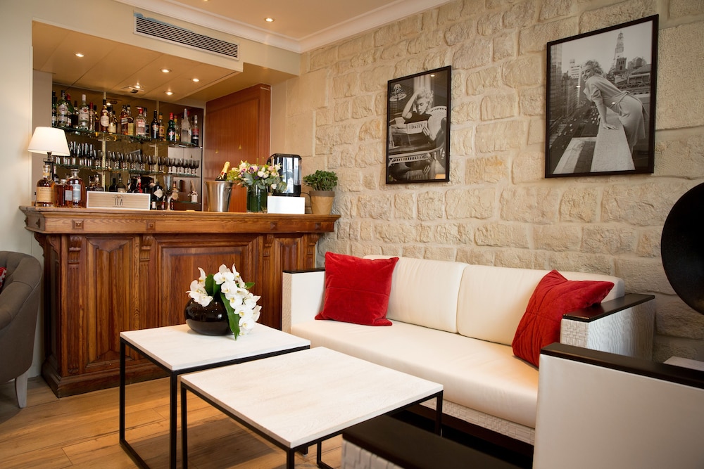 Hotel Bar