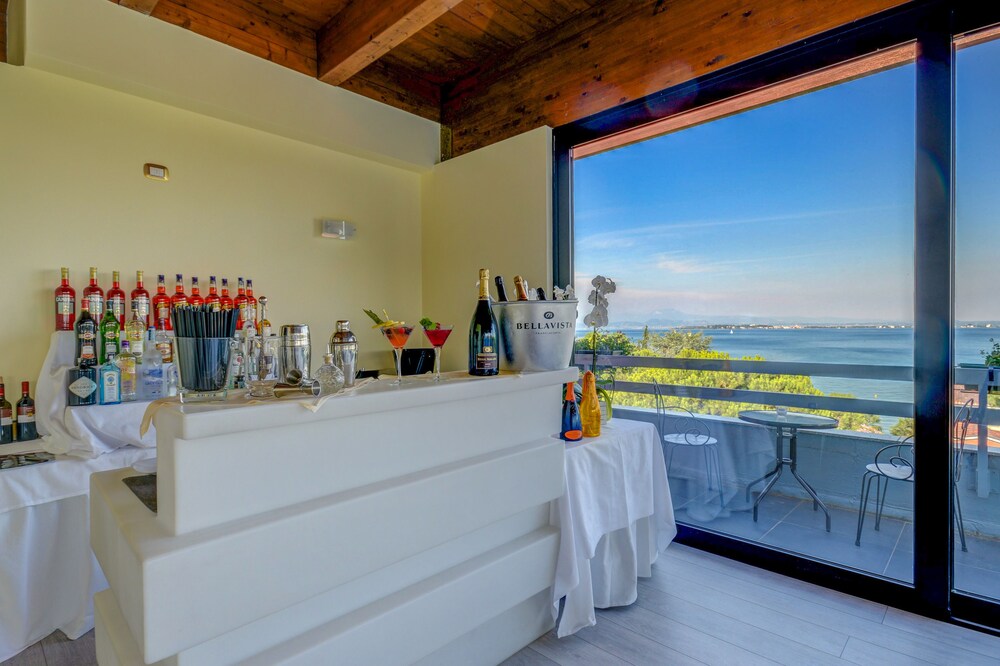 Hotel Bar