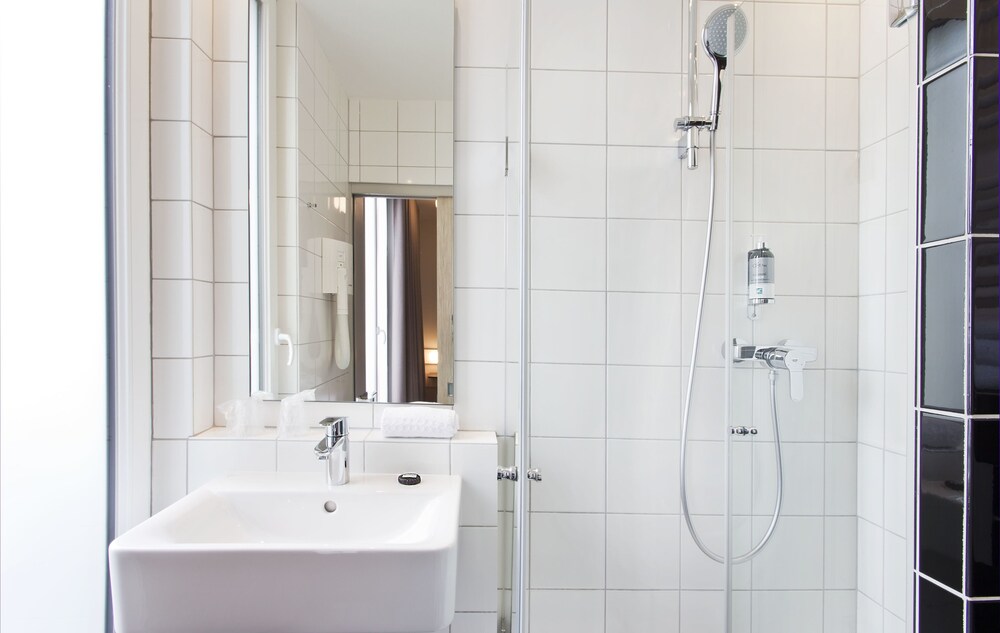 Bathroom, Libertel Gare Du Nord Suede