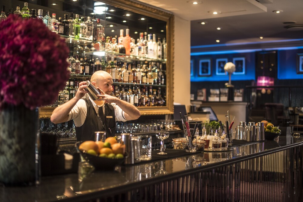 Hotel Bar