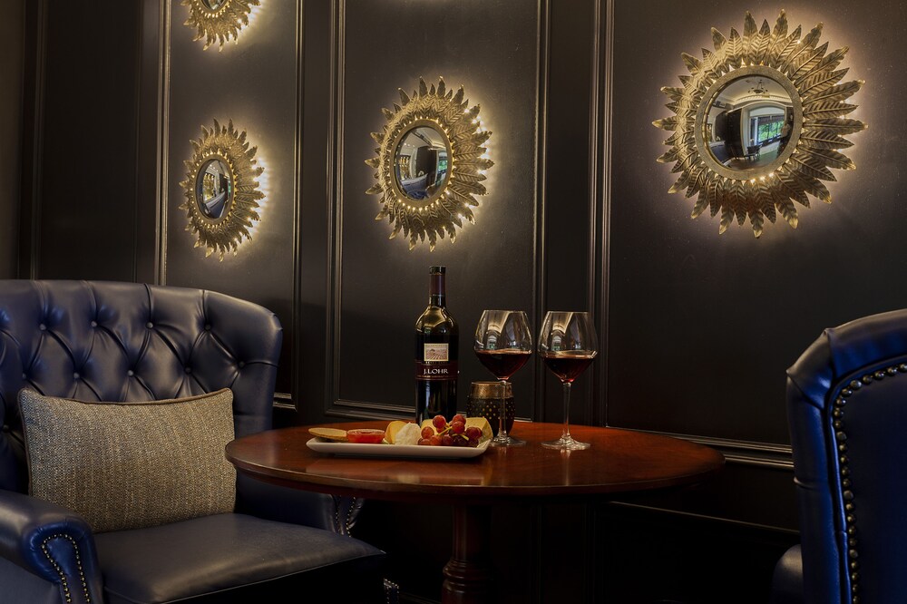 Hotel Bar
