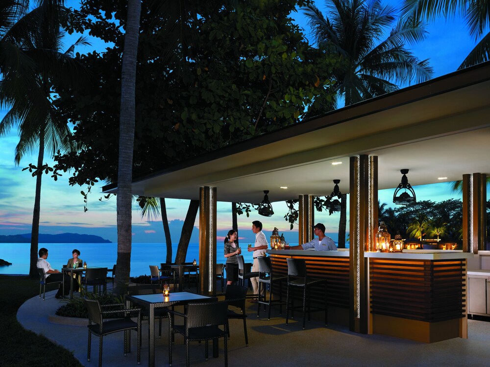 Poolside bar, Shangri-La Tanjung Aru, Kota Kinabalu