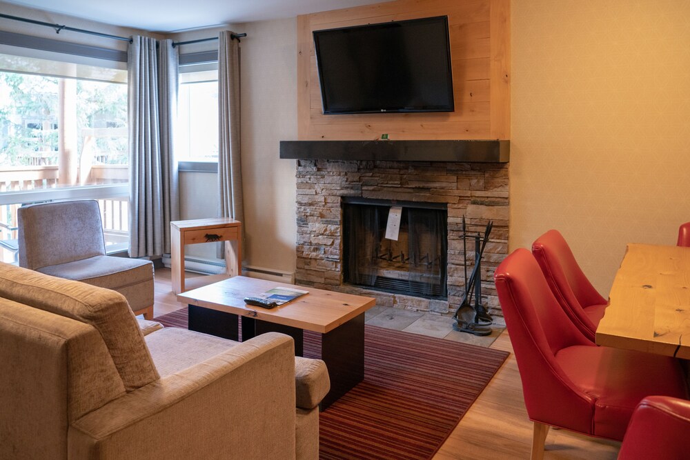Suite (Two Bedroom Wolf) - Living Area
