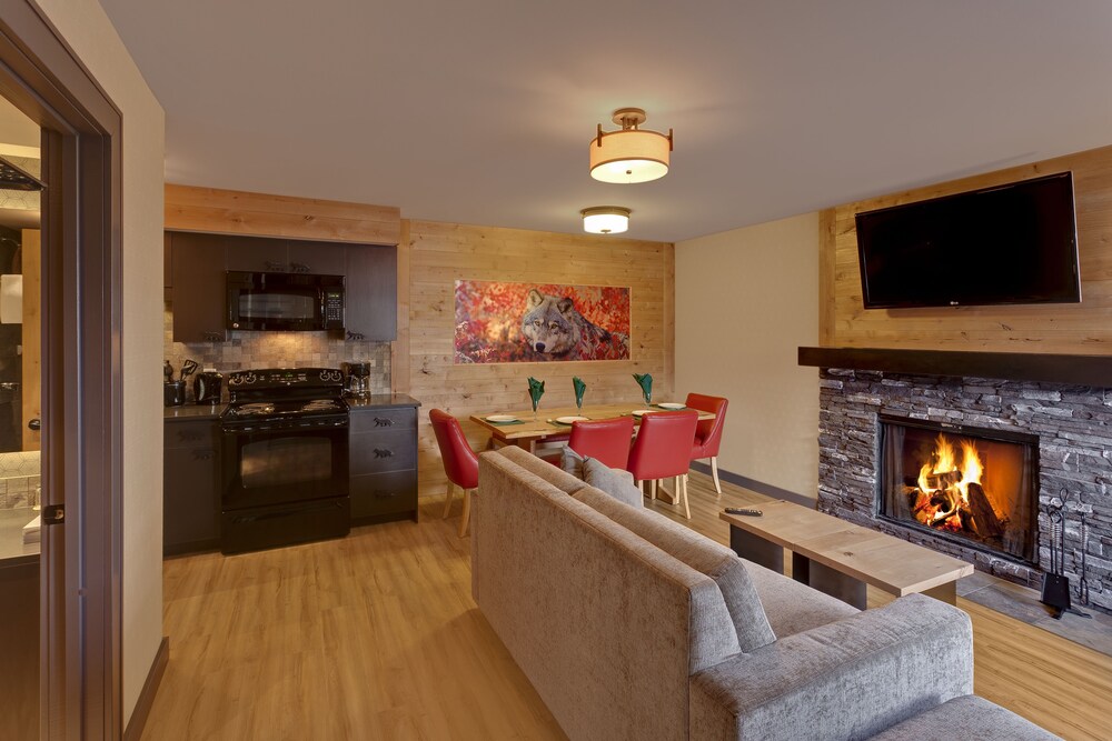 Suite (Two Bedroom Wolf) - Living Area