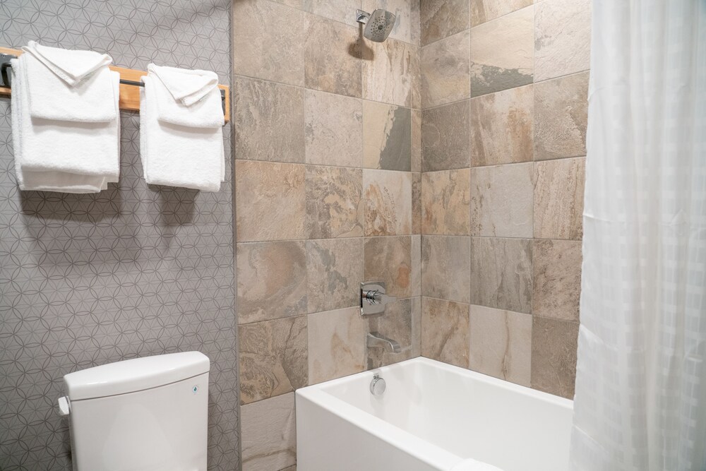 Junior Suite, 2 Queen Beds - Bathroom