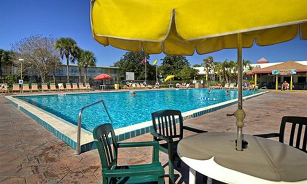 Outdoor pool, Seralago Hotel & Suites Main Gate East