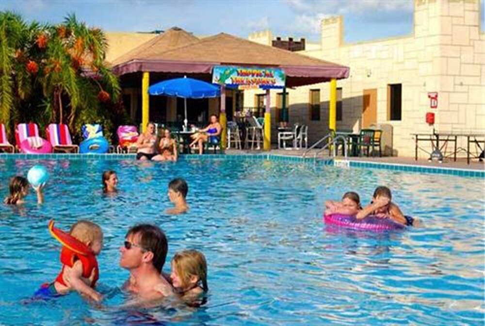 Outdoor pool, Seralago Hotel & Suites Main Gate East