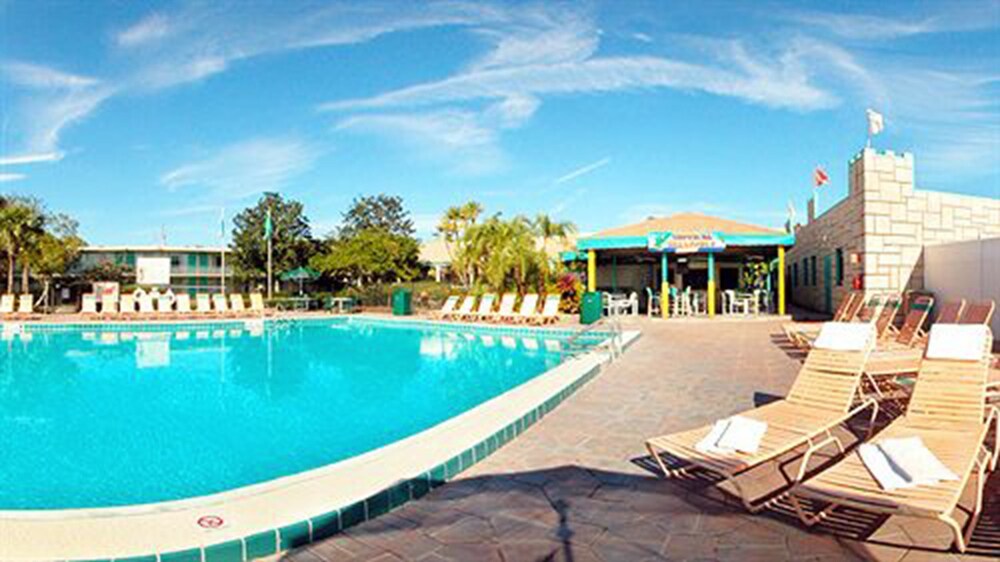 Outdoor pool, Seralago Hotel & Suites Main Gate East