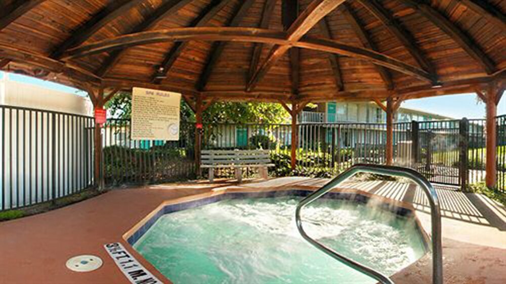 Outdoor spa tub, Seralago Hotel & Suites Main Gate East