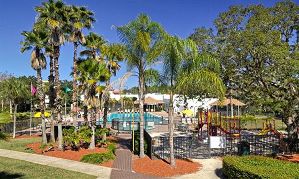 Property grounds, Seralago Hotel & Suites Main Gate East