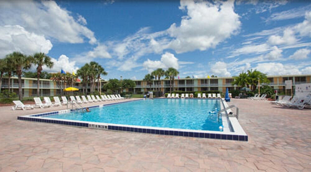 Pool, Seralago Hotel & Suites Main Gate East