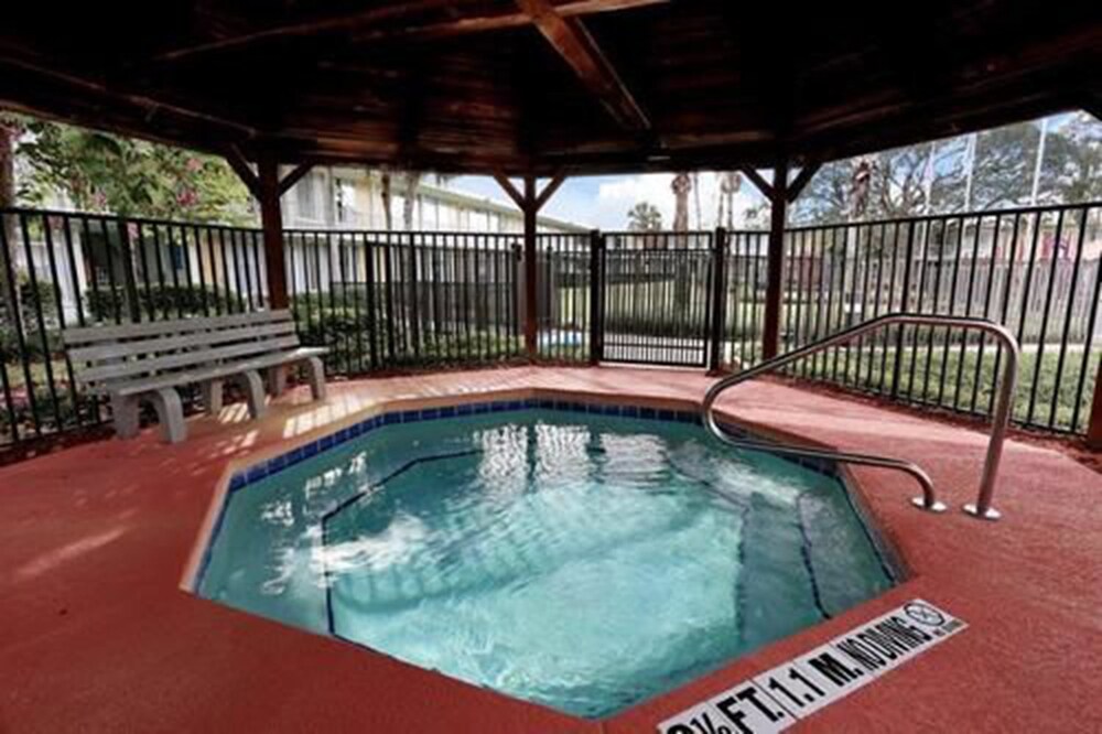 Outdoor spa tub, Seralago Hotel & Suites Main Gate East