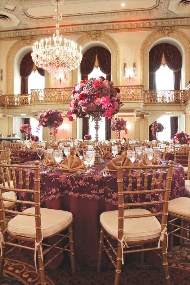 Indoor wedding, Omni William Penn Hotel