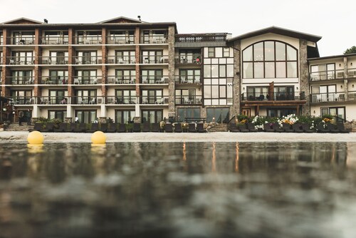 Golden Arrow Lakeside Resort