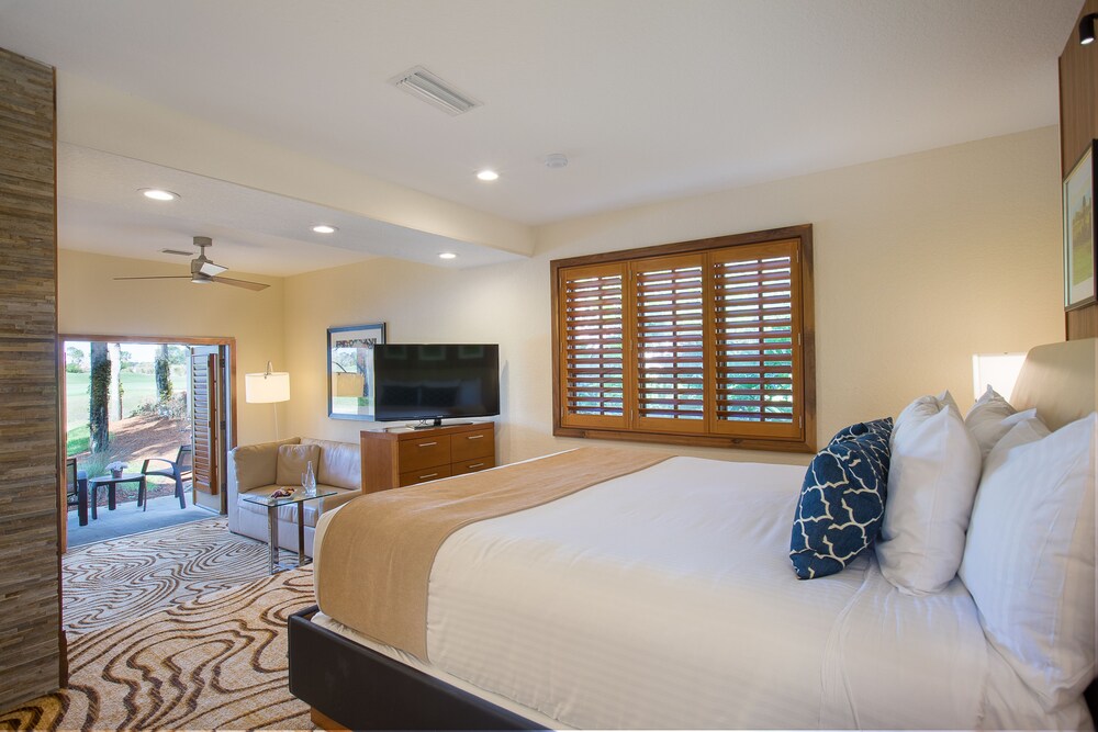 Club Suite, 1 King Bed $25 Resort Fee - Guestroom