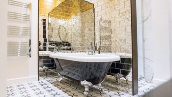 Deep Soaking Bathtub