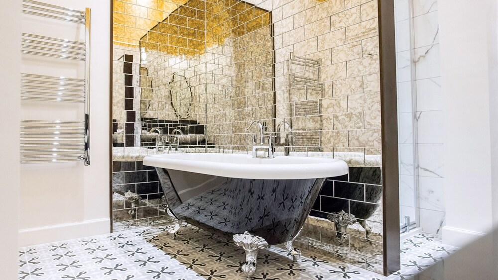 Deep Soaking Bathtub
