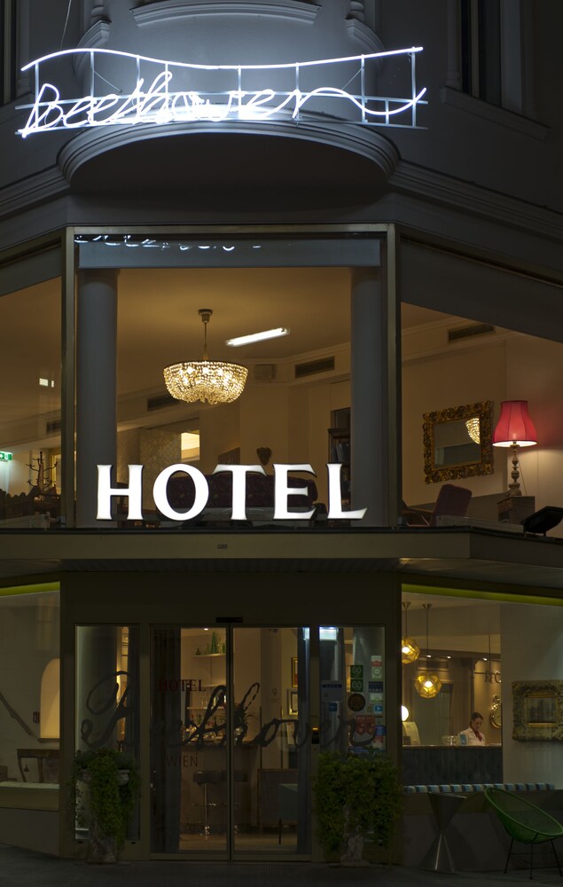 Hotelfassade am Abend/bei Nacht
