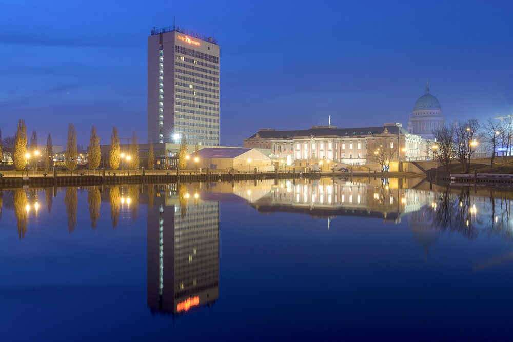 Hotelfassade am Abend/bei Nacht