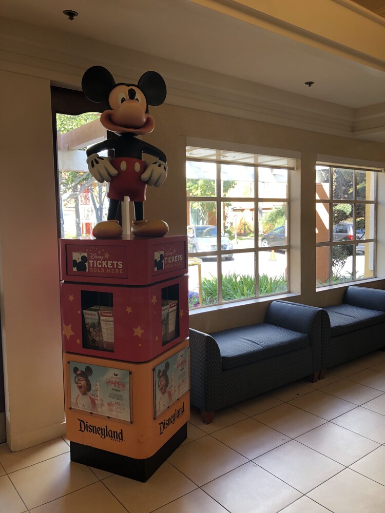 Lobby sitting area, Clementine Hotel & Suites Anaheim