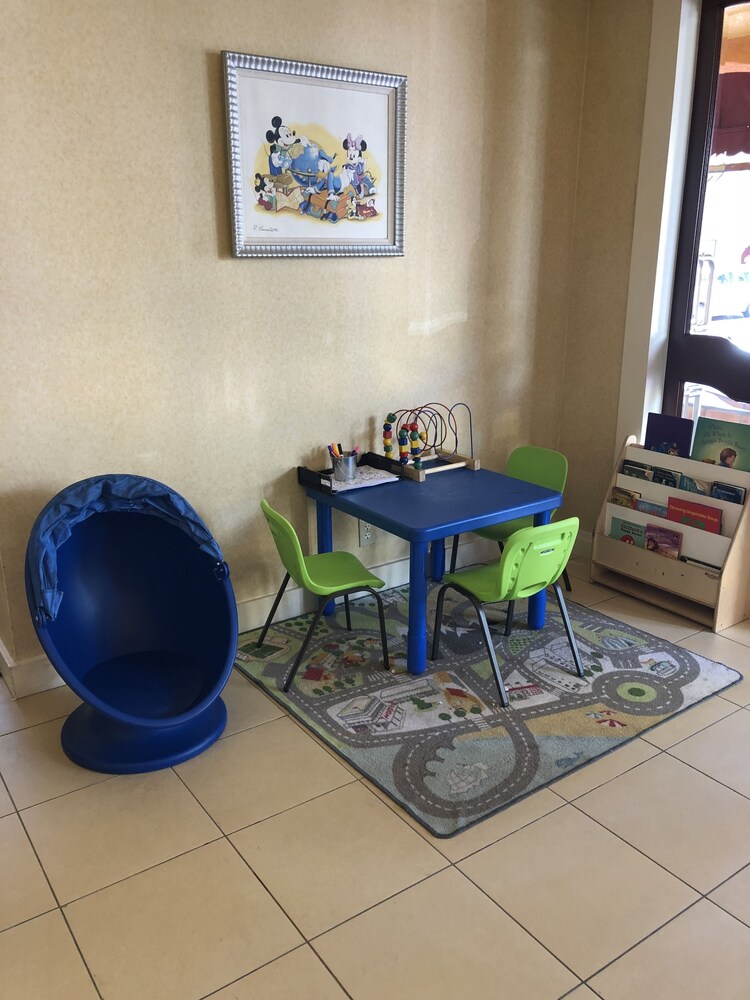 Lobby sitting area, Clementine Hotel & Suites Anaheim