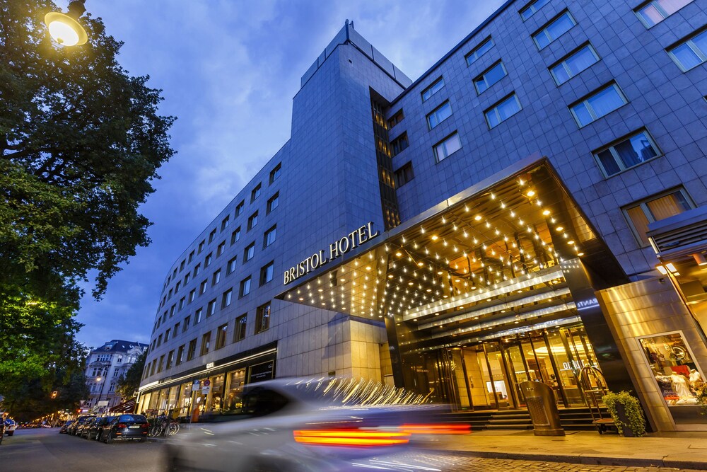 Hotelfassade am Abend/bei Nacht