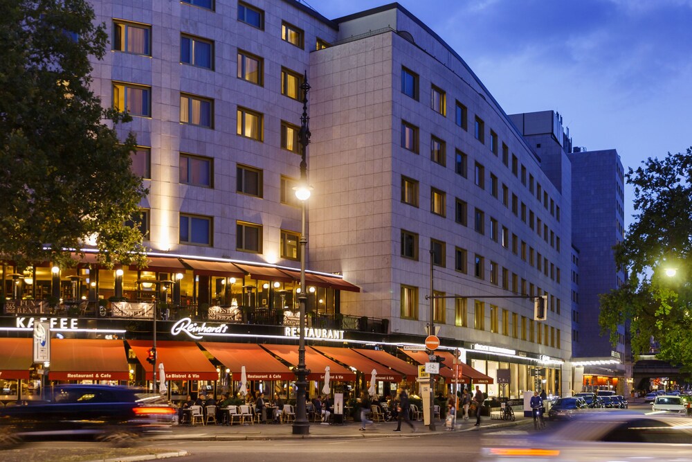 Hotelfassade am Abend/bei Nacht