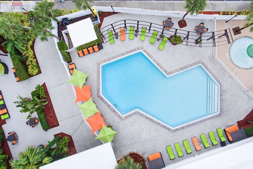 Holiday Inn & Suites Across From Universal Orlando