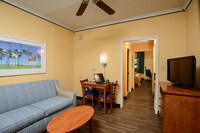 Suite king bed - Courtyard view - Private balcony or patio