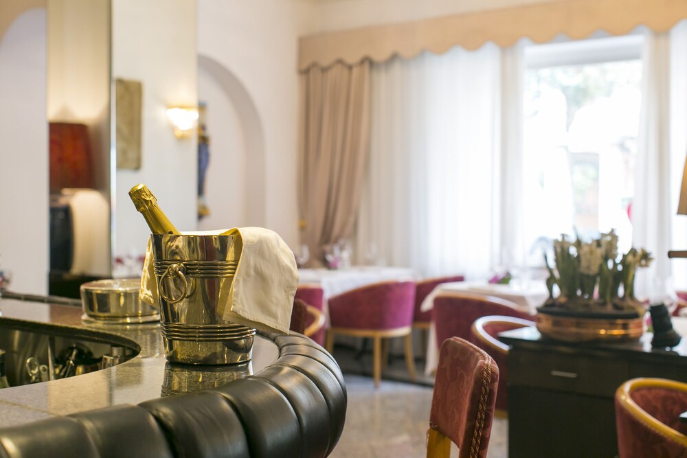 Hotel Bar