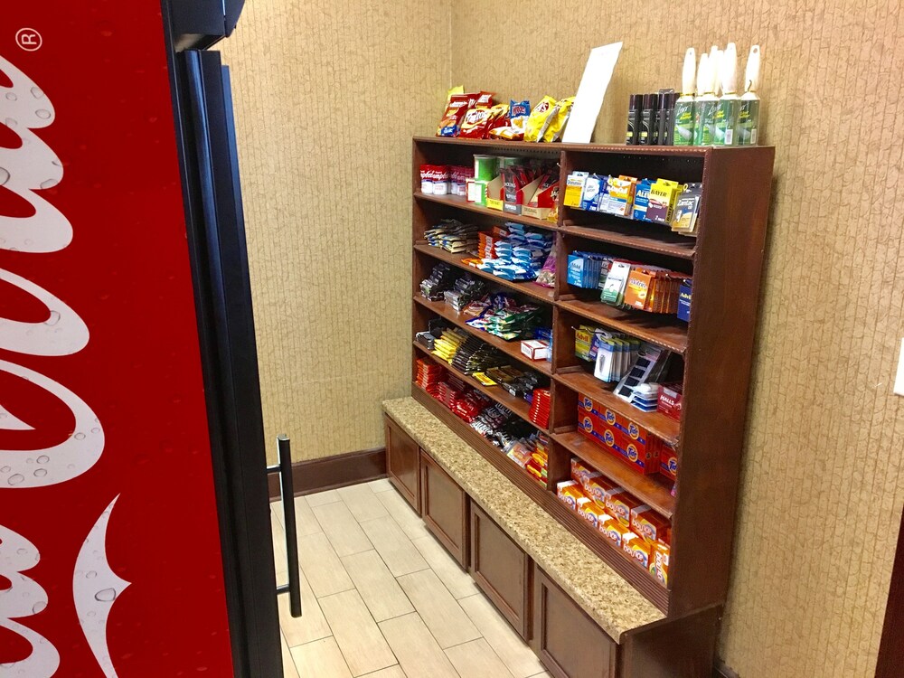 Gift shop, Wyndham Garden Grand Rapids Airport