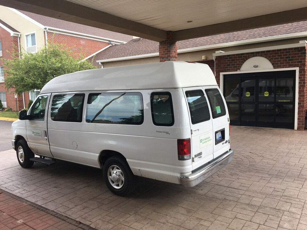 Airport shuttle, Wyndham Garden Grand Rapids Airport