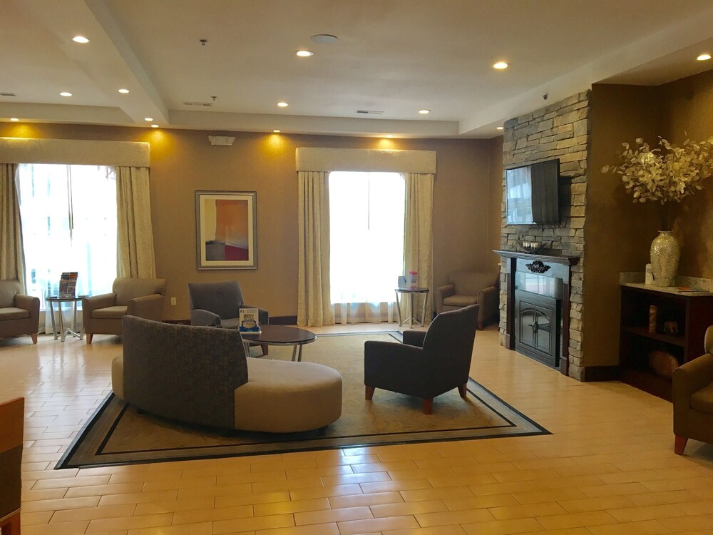 Lobby sitting area, Wyndham Garden Grand Rapids Airport