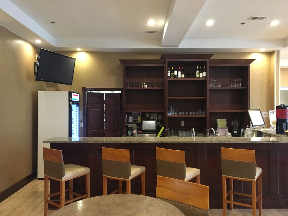 Bar (on property), Wyndham Garden Grand Rapids Airport