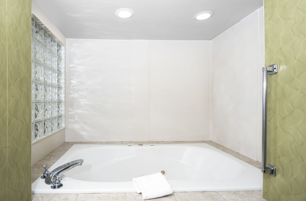 Deep Soaking Bathtub