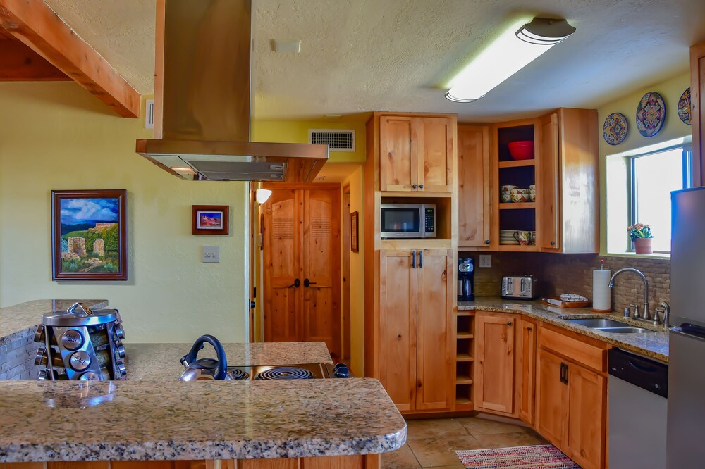 Deluxe 2-bedroom condominium - Private Kitchen