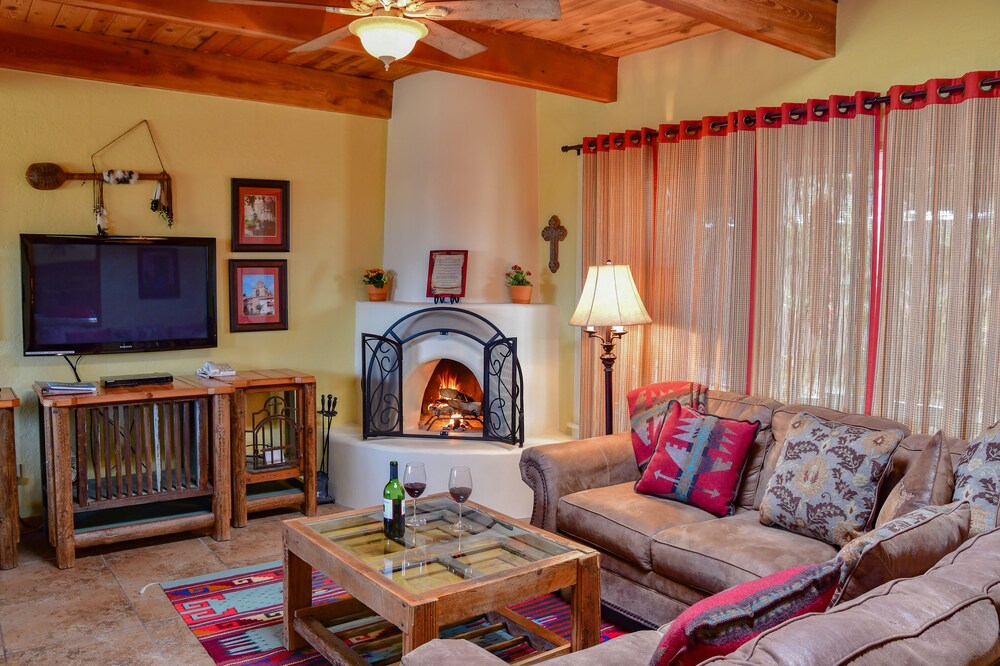 Deluxe 2-bedroom condominium - Living Area