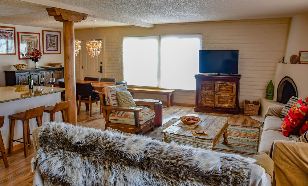 Deluxe 3-bedroom condominium - Living Area