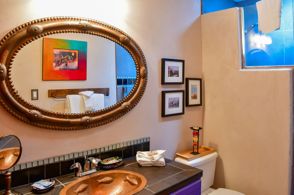 Deluxe 1-bedroom condominium - Bathroom