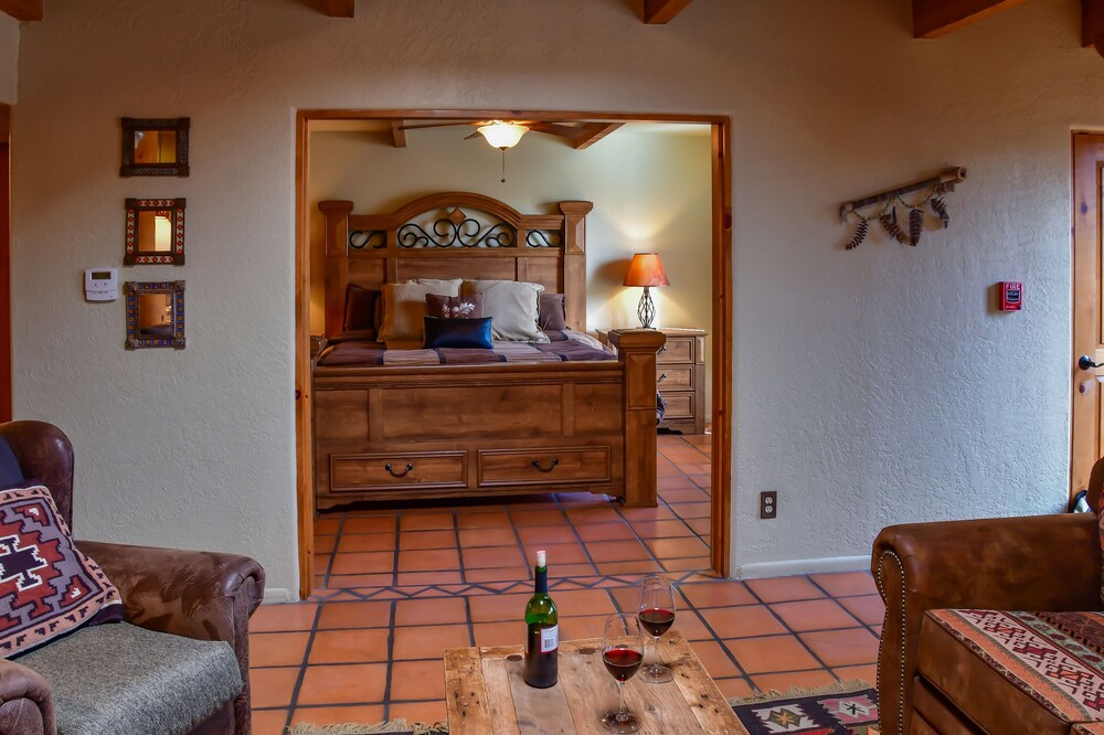 Deluxe 1-bedroom condominium - Living Area