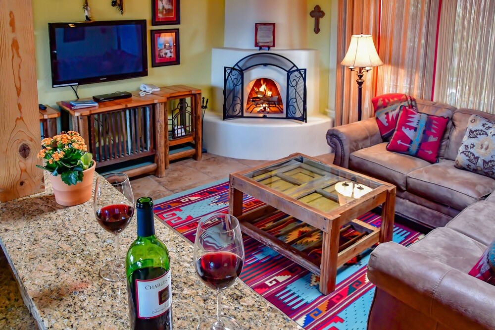 Deluxe 2-bedroom condominium - Living Area