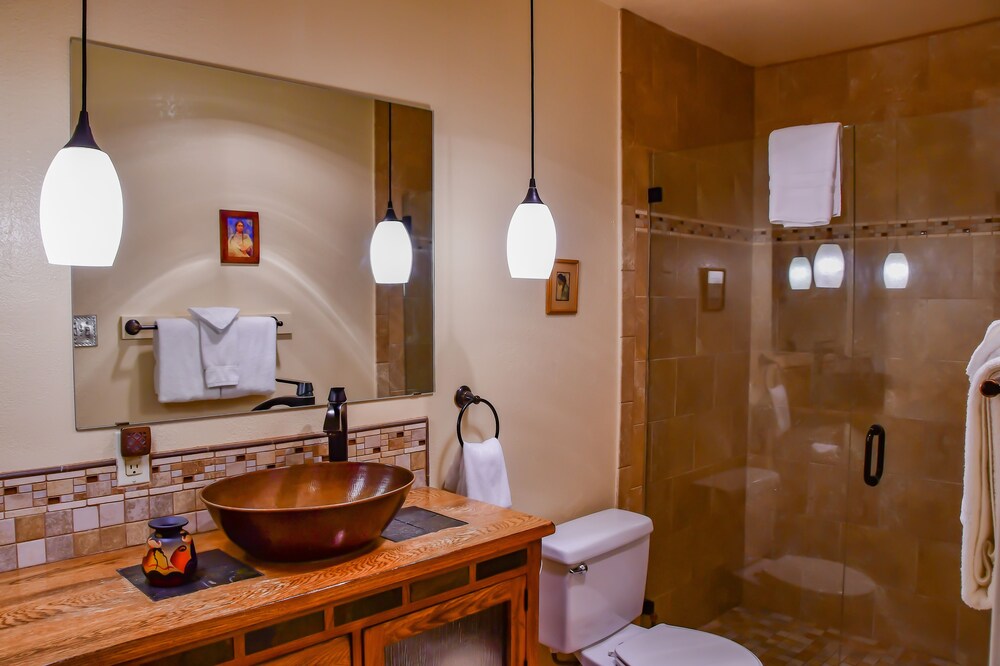 Deluxe 1-bedroom condominium - Bathroom