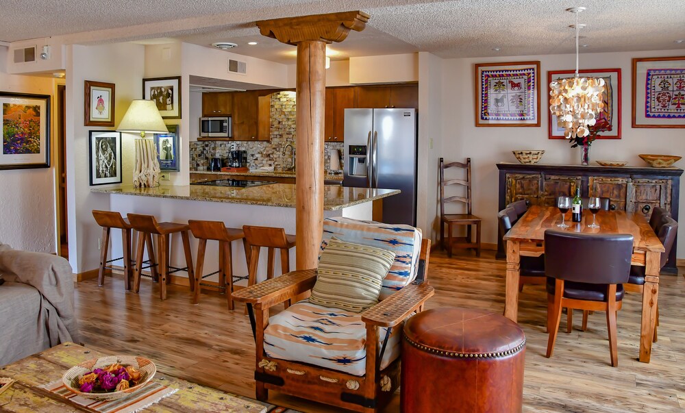Deluxe 3-bedroom condominium - Living Area