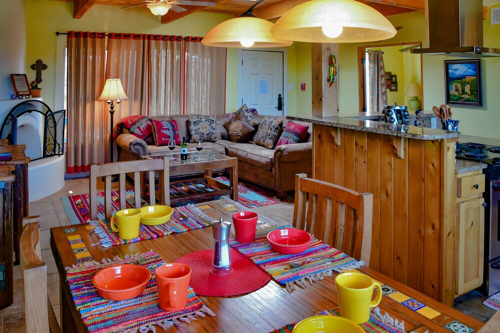 Deluxe 2-bedroom condominium - In-Room Dining